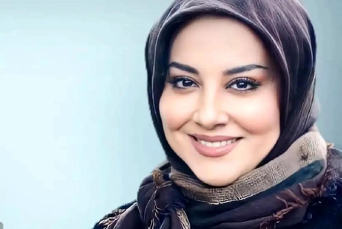 استایل چشم‌نواز آشا محرابی با رنگ ترند ۲۰۲۵ | مانتوی ساده، شال پلنگی و یک ترکیب خوش‌سلیقه