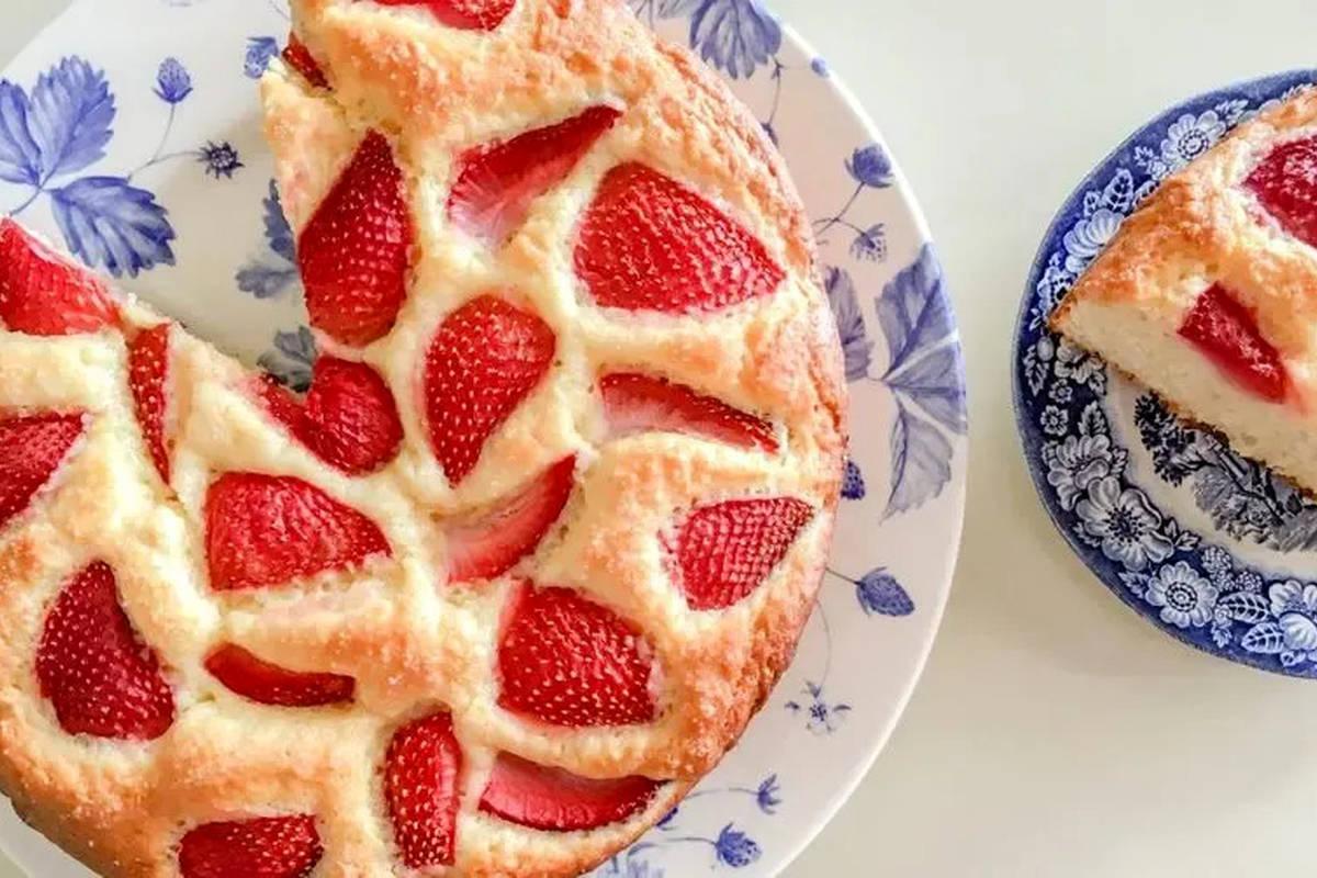 جادوی توت‌فرنگی در فر! کیک خوشمزه‌ای که دل همه را می‌برد