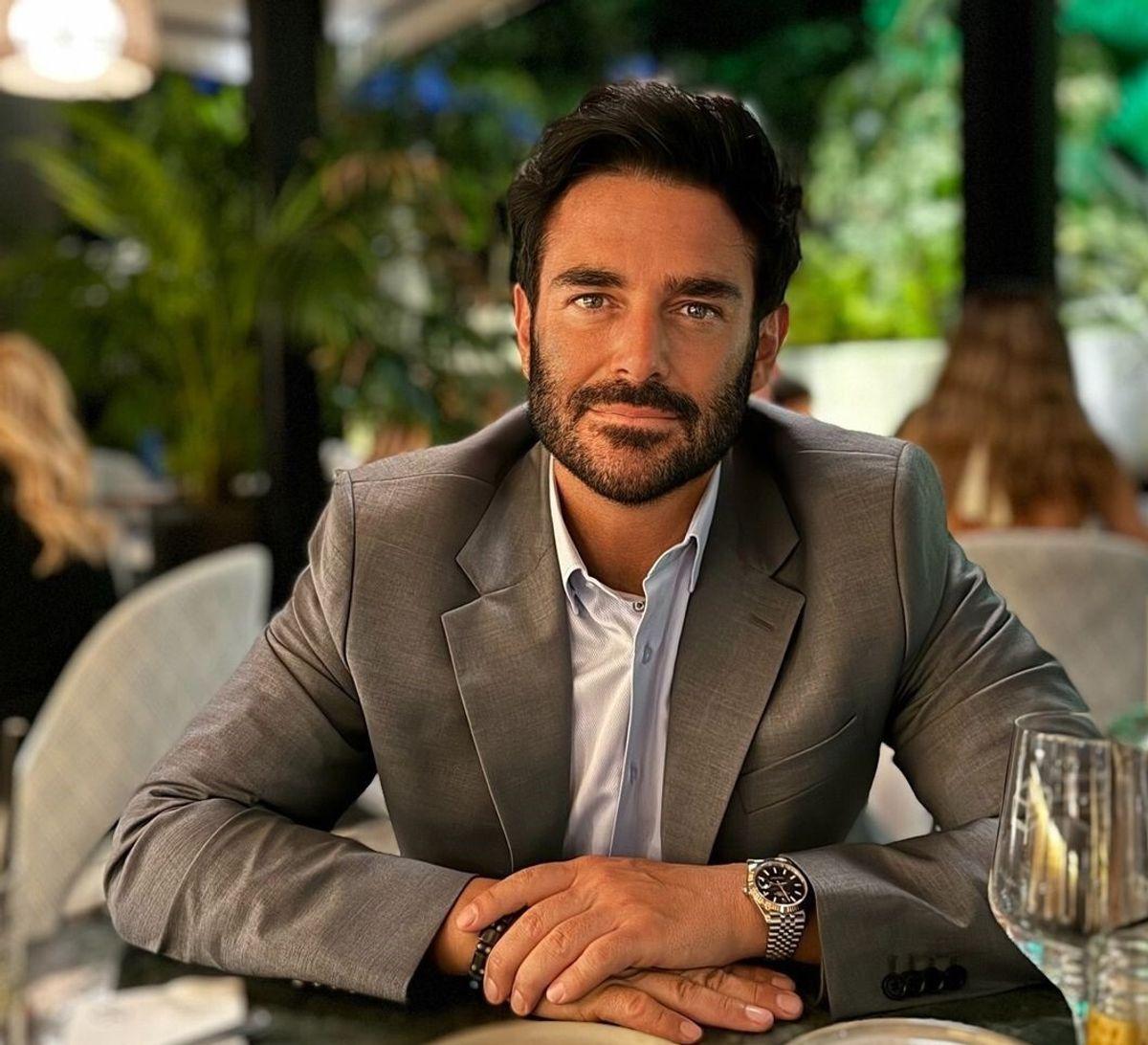 محمدرضا گلزار با چهره‌ای متفاوت‌تر از همیشه خروج از مطب زیبایی و عکس جنجالی همین الان یهویی!