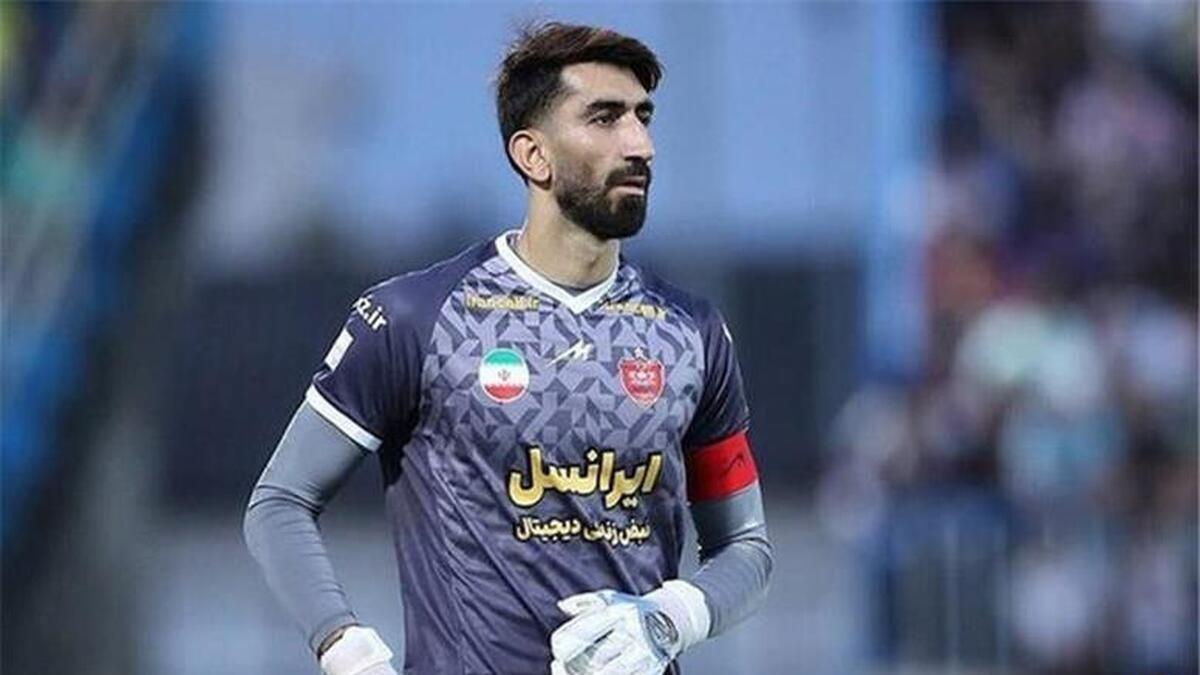 پاشیدن روی سر علیرضا بیرانوند در جریان بازی تراکتور و چادرملو