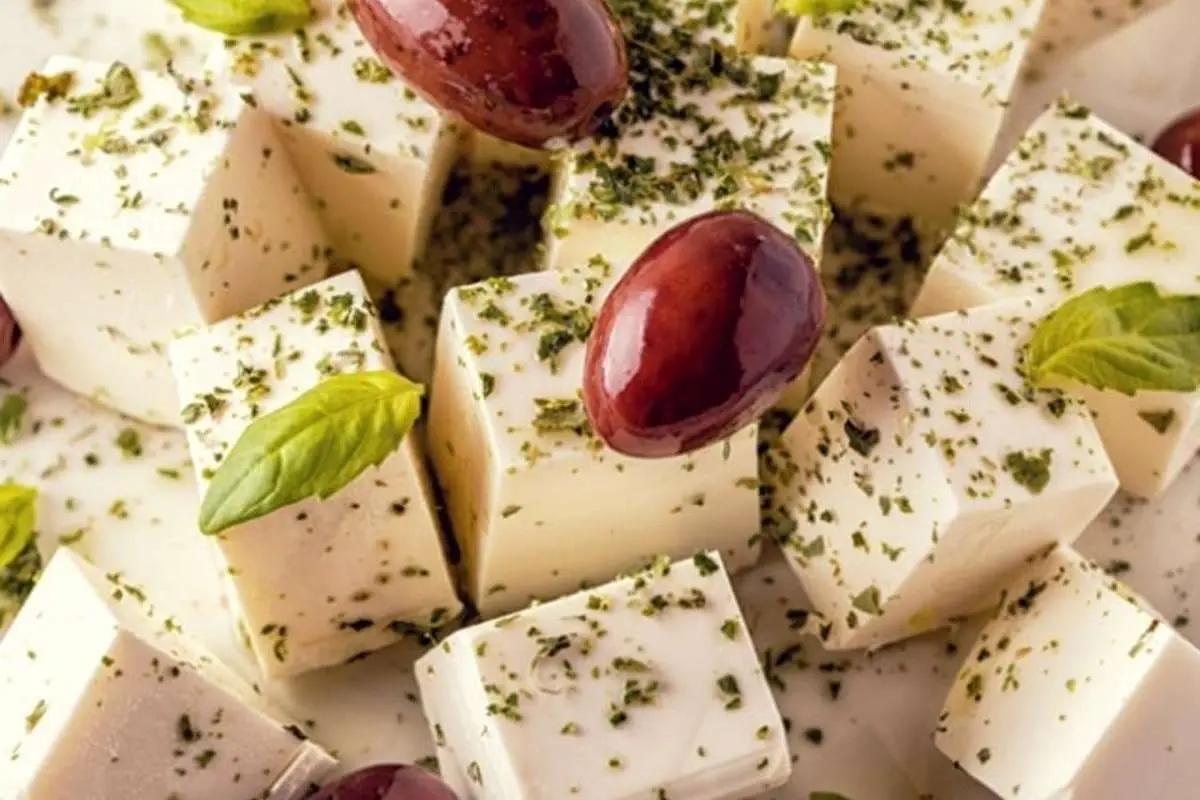 خوردن پنیر با این ۱۶ ماده غذایی ممنوع!