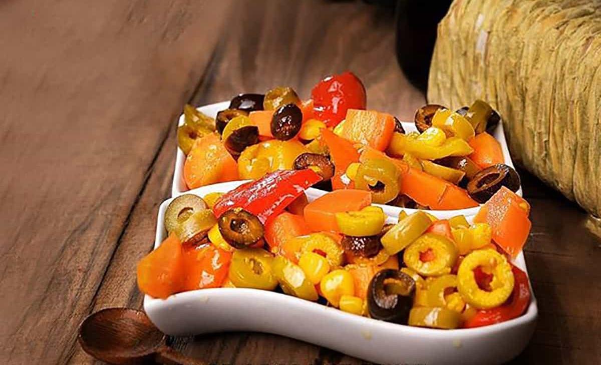 طرز تهیه ترشی یونانی خانگی | این ترشی تند و خوشمزه ظرف ۴ روز آماده می شود