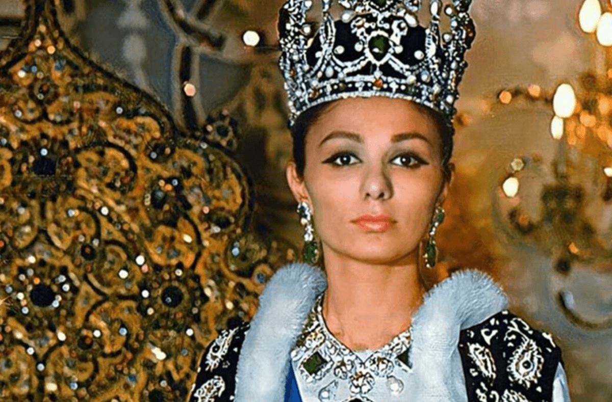 (عکس) سفر در زمان؛ دوچرخه‌سواری فرح پهلوی در کوچه‌پس‌کوچه‌های تهران