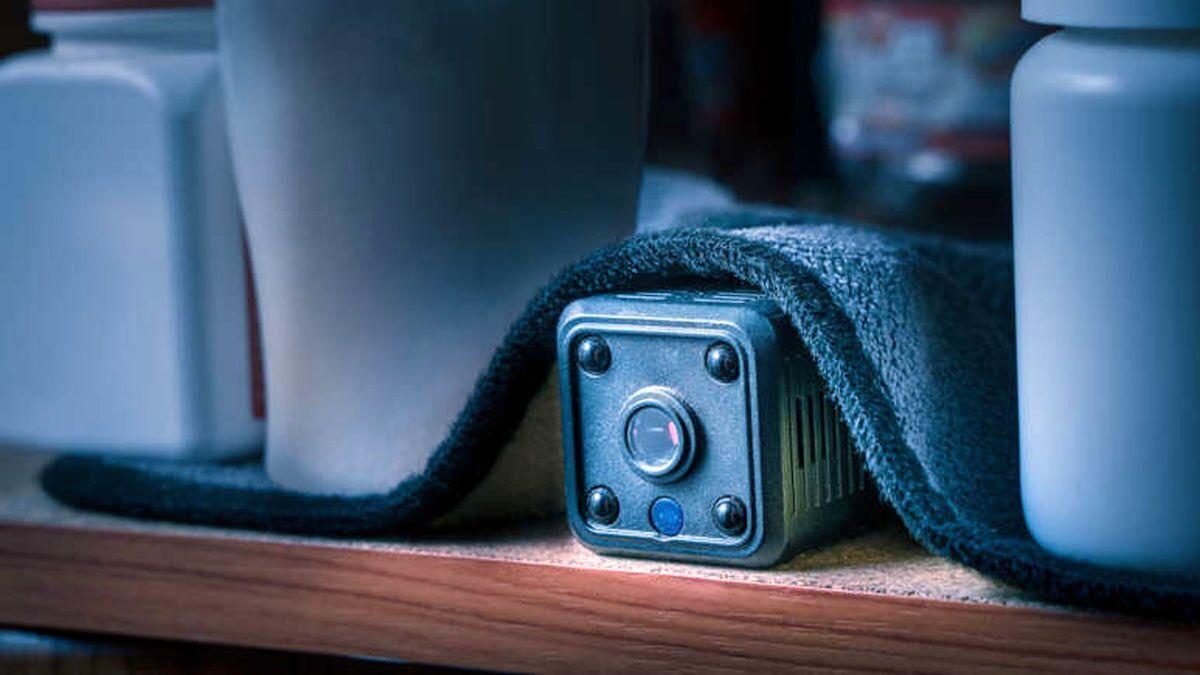 امنیت در سفر با چند راهکار ساده؛ دوربین مخفی در هتل را شناسایی کنید