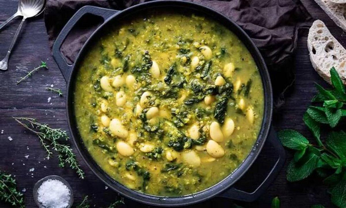 خورشتی خوش‌عطر، سالم و کاملاً گیاهی | طرز تهیه خورش اسفناج قالی؛ انتخابی عالی برای گیاهخواران