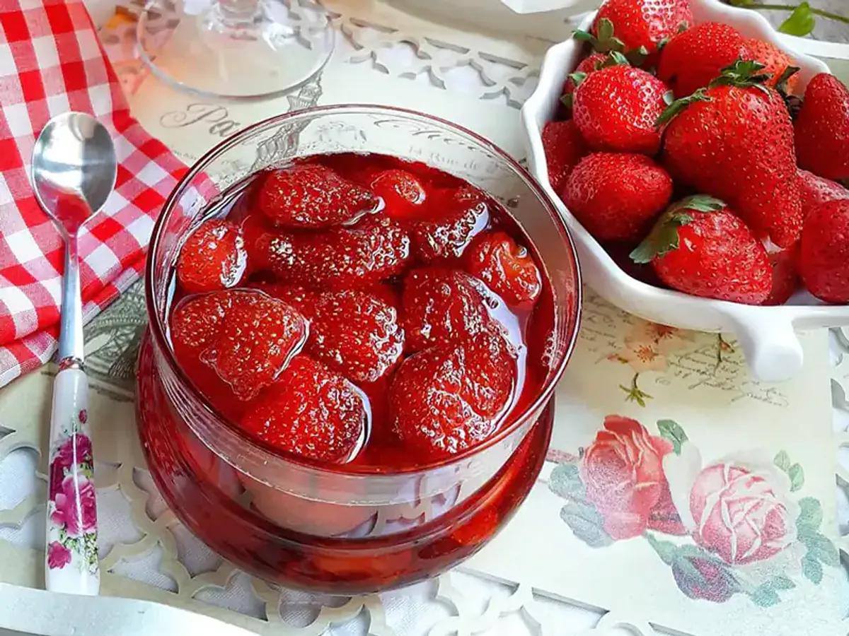 طعم تابستون توی یه قاشق! طرز تهیه مربای توت‌فرنگی خوشرنگ و خوش‌عطر خونگی + چند نکته ساده برای کپک نزدن | مربای توت فرنگی، انتخابی عالی برای صبحانه