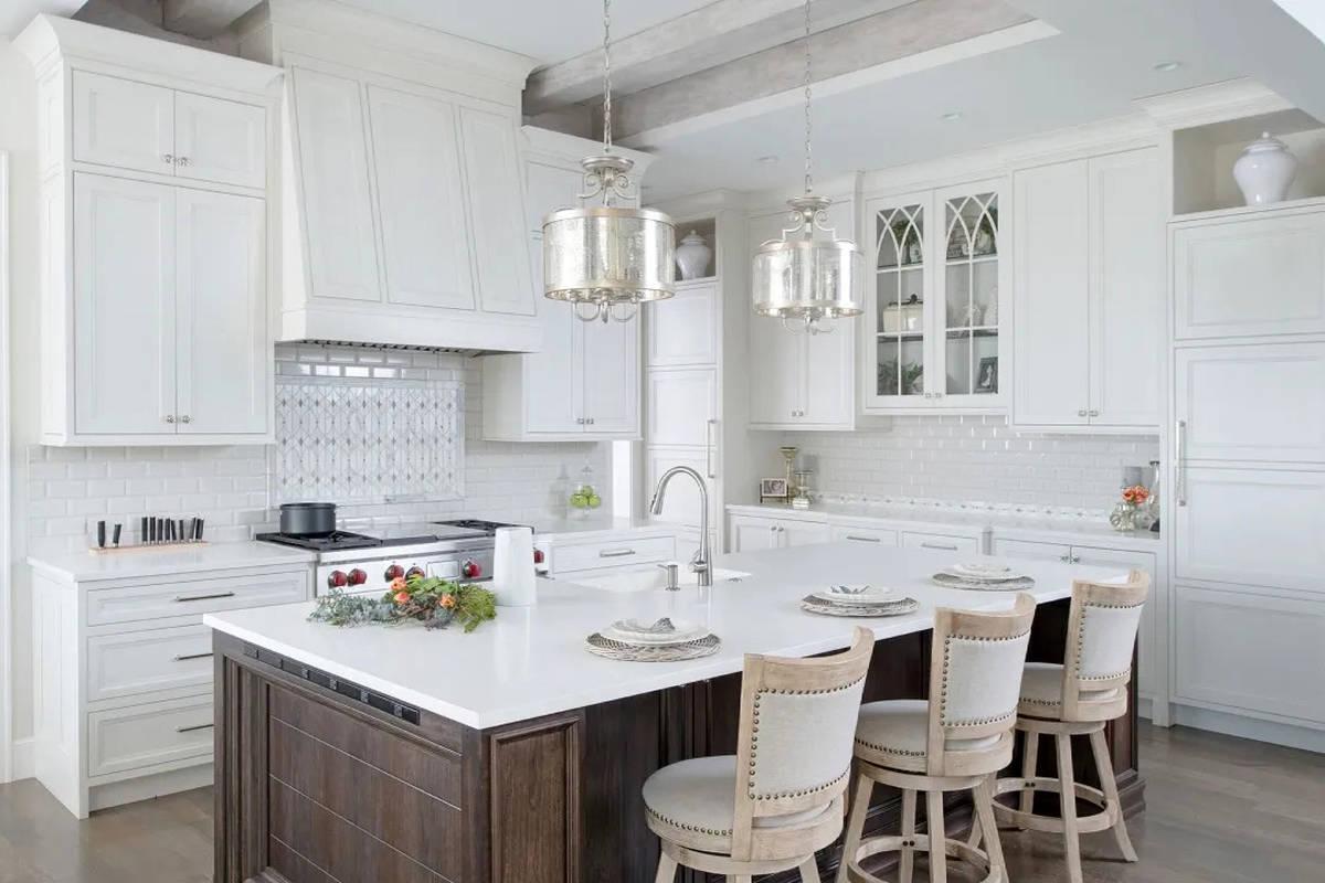 ۸ مدل کابینت چوبی سفید کلاسیک که آشپزخانه‌تان را لوکس می‌کند + تصاویر