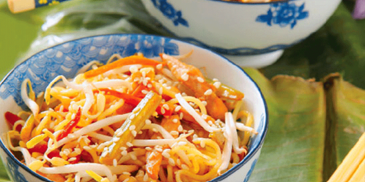 طرز تهیه چامین مرغ با نودل/ غذای سریع و خوشمزه