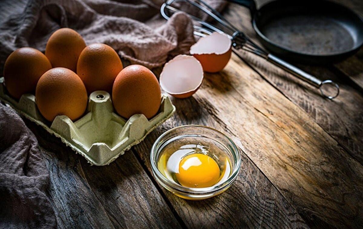 تخم‌ مرغ خام بخوریم یا نیم‌پز؛ کدام ضرر دارد؟