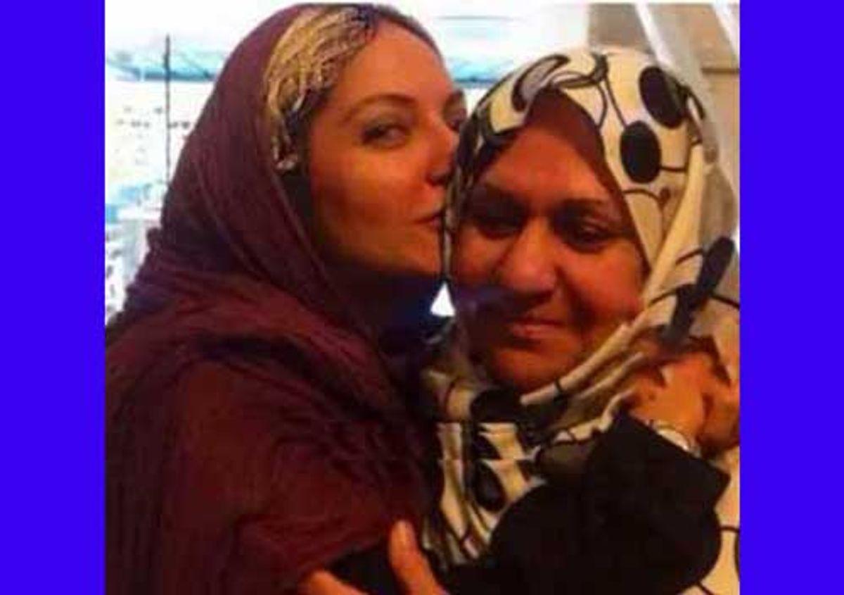 لحظه احساسی خواهر و برادر مهناز افشار در مراسم ختم مادرشان