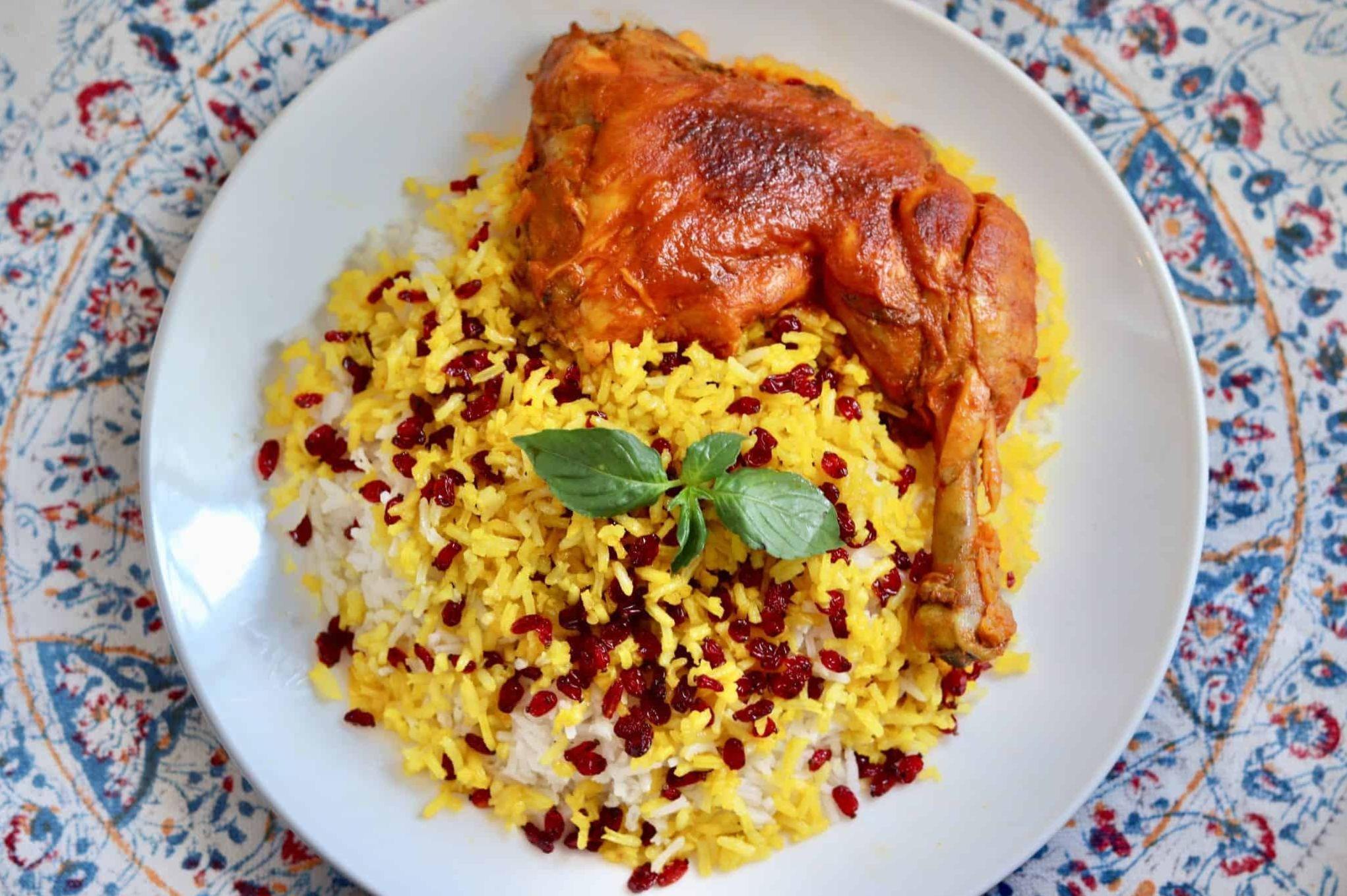 دیزاین زرشک پلو با مرغ به سبک عروس خانم؛ غوغایی در هر لقمه!