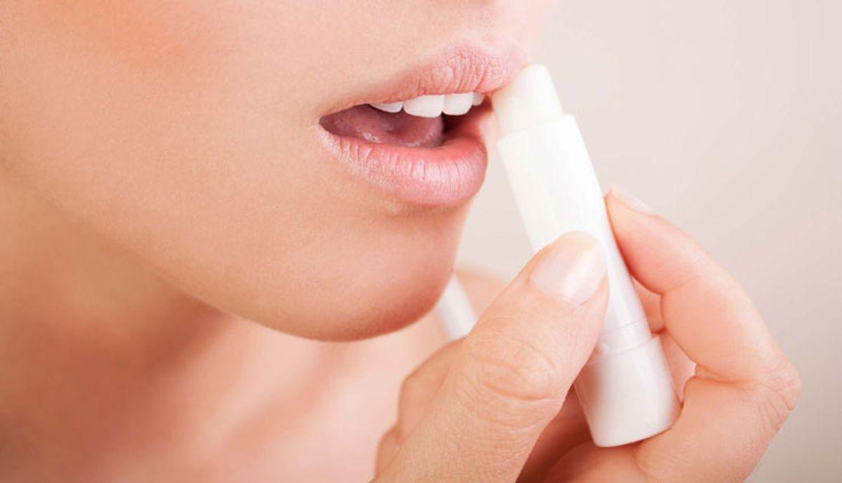 آموزش ساخت بالم لب طبیعی در خانه؛ سالم، ارزان، مؤثر!