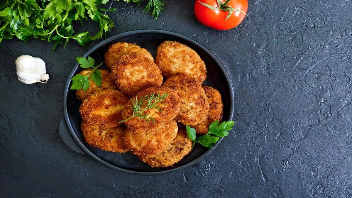 غذایی ترش و وسوسه‌انگیز! | طرز تهیه کتلت مرغ آبغوره‌ای به سبک شمالی