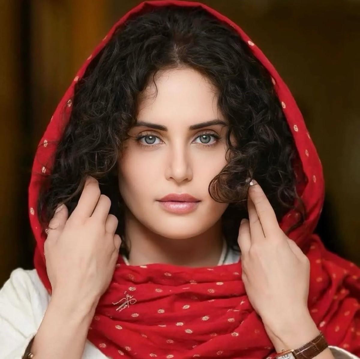 تیپ الناز شاکردوست و خواهرش در کاشان