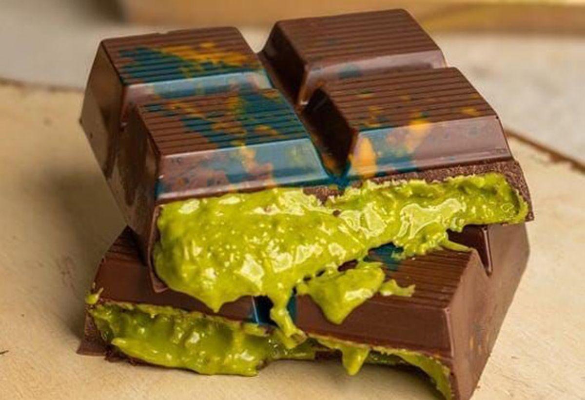 طرز تهیه شکلات دبی در خانه، مرحله به مرحله | کشف فرمول طلایی شکلات پسته‌ای بازاری!