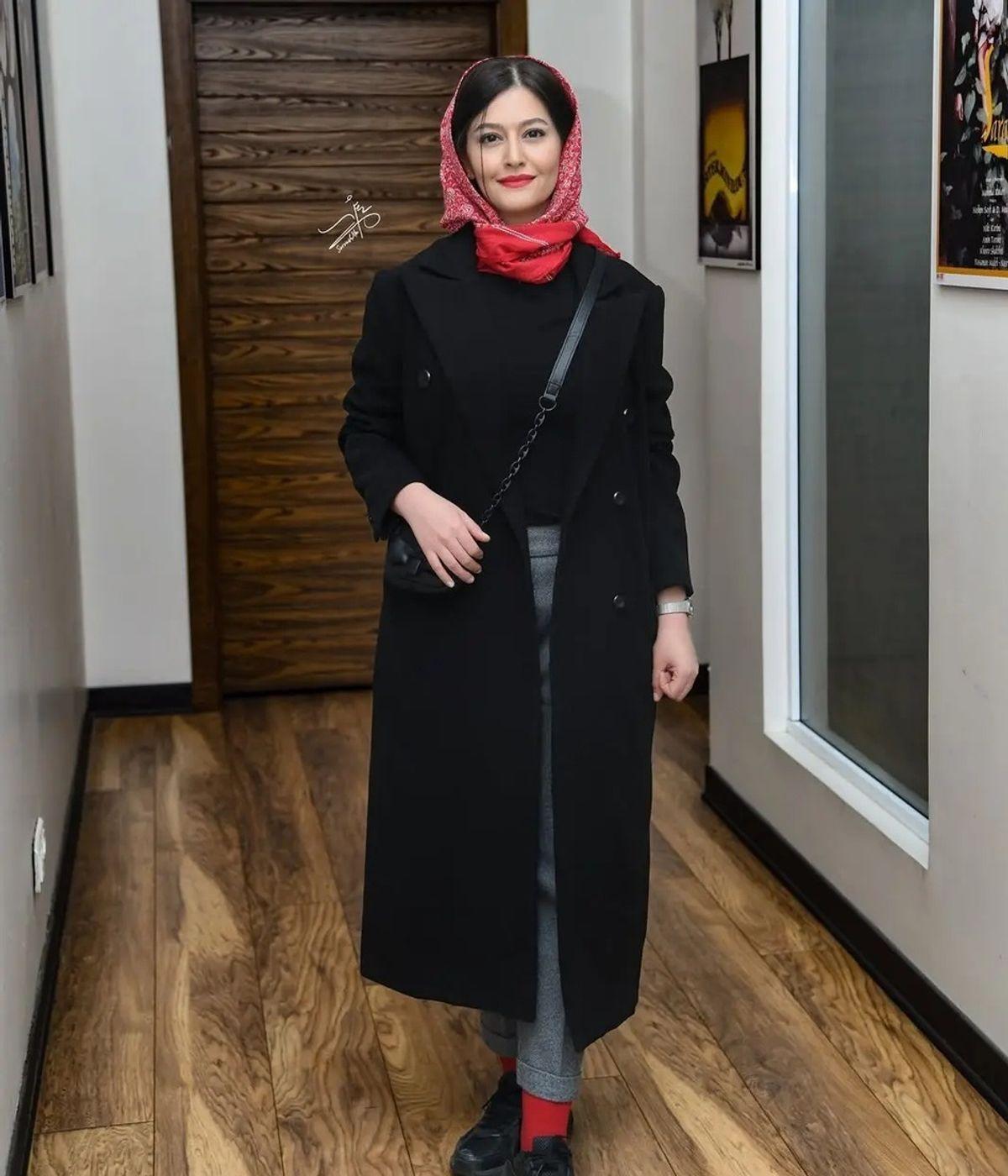 استایلی جسورانه از پردیس احمدیه؛ لباس کوتاه با اسلش و جوراب طرح‌دار!