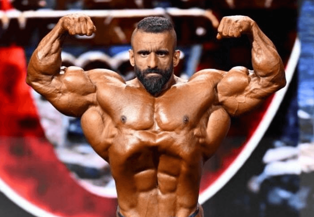 گلایه هادی چوپان از رشد قیمت ها: روزی 3 کیلو مرغ میخورم با 8 وعده غذا و 4 تا موز؛ با این وضعیت باید آدامس موزی بخورم