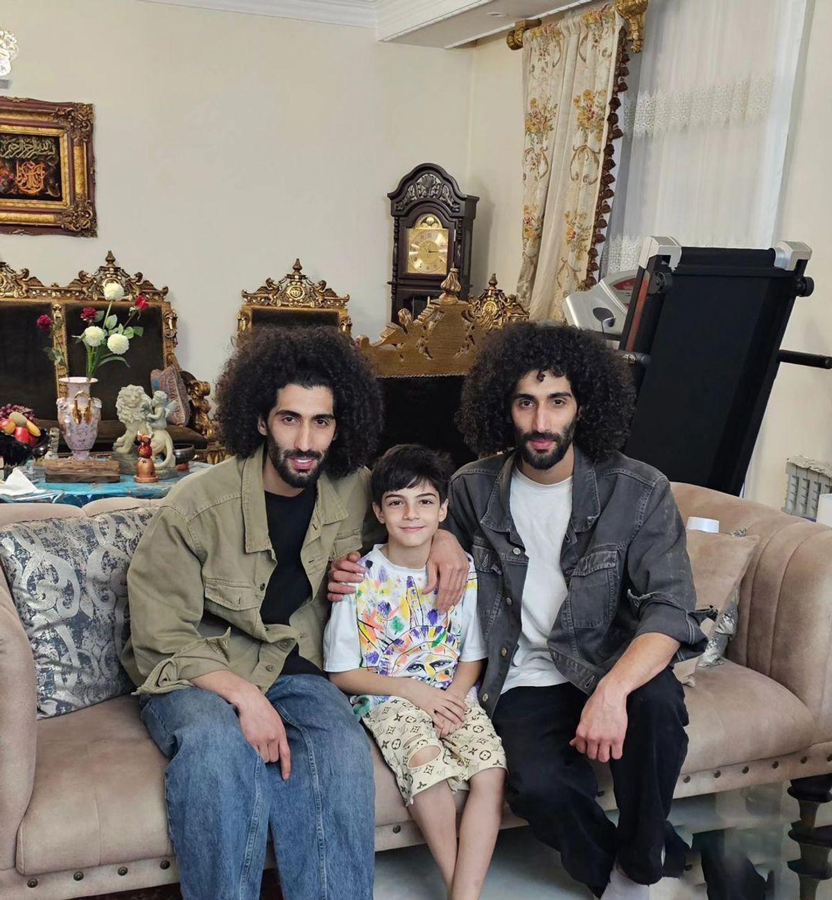 خانه مجردی رحمان و رحیم: دکوراسیون خاص با مبلمان طلایی و تابلوهای زیبا