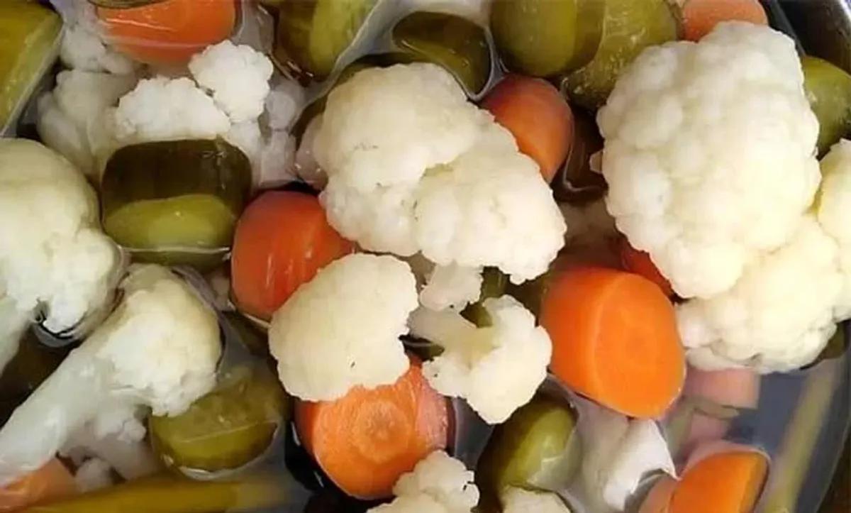 طرز تهیه ترشی شور مخلوط | از این ترشی خوشمزه تر هم مگه داریم؟!