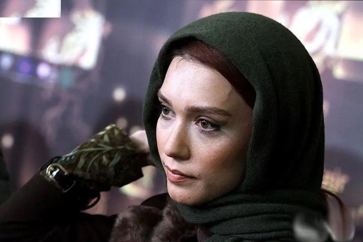 شهرزاد کمال زاده با چادر مشکی در حرم امام معصوم