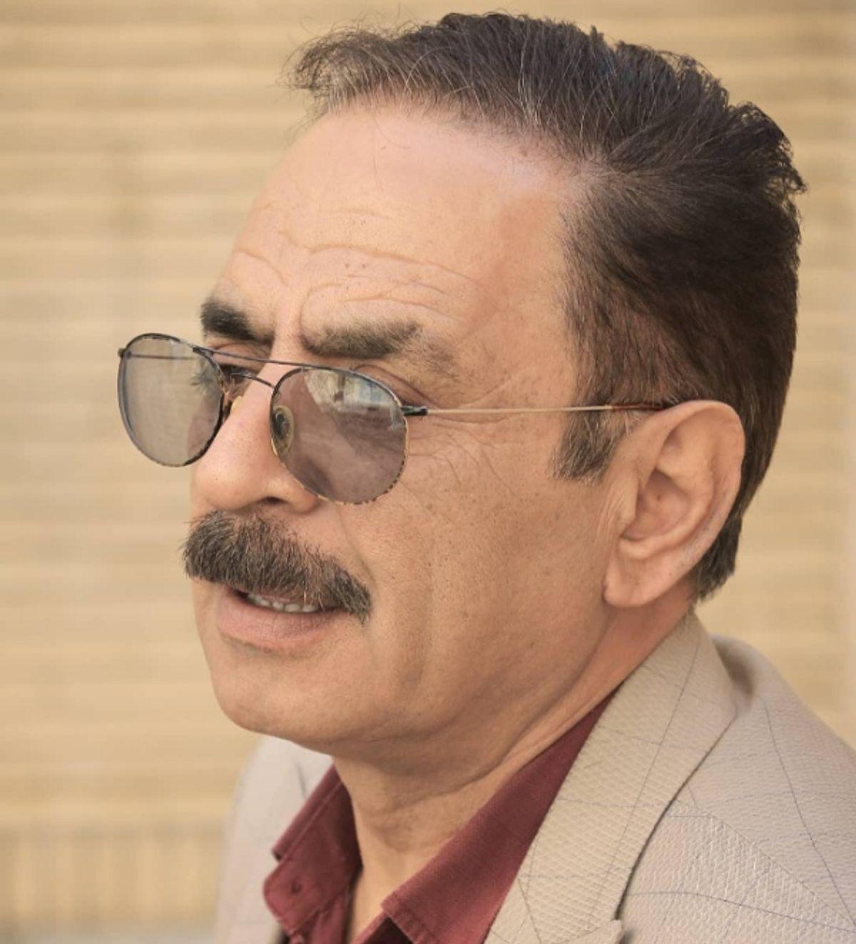 بازیگر جوکر در حال مطالعه کتاب همسر بایدن؛ یک ژست معنادار؟