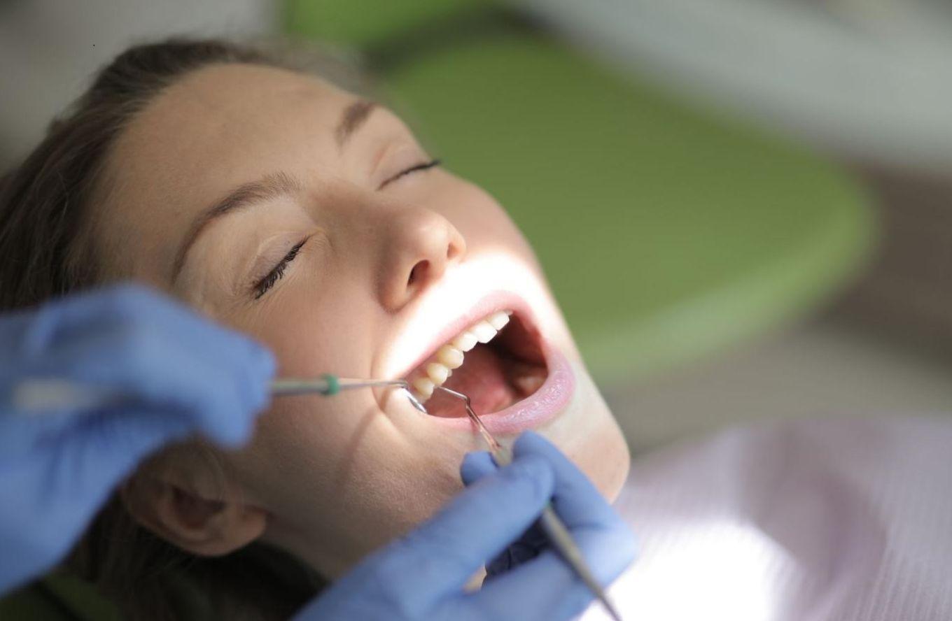 هشدار: کمبود این ویتامین‌ها پوسیدگی دندان را به سرعت به شما نزدیک می‌کند!