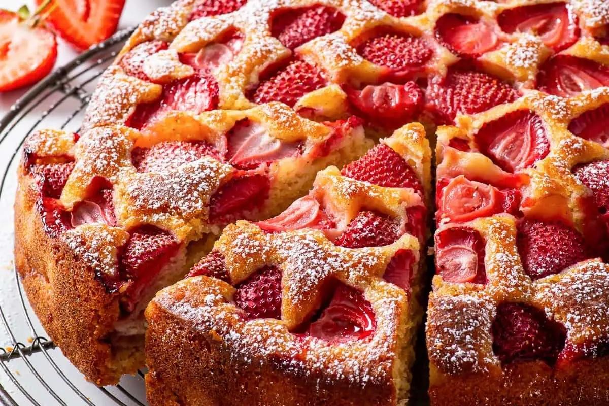 با این دستور، خوش‌عطرترین کیک توت‌فرنگی عمرتان را بپزید!