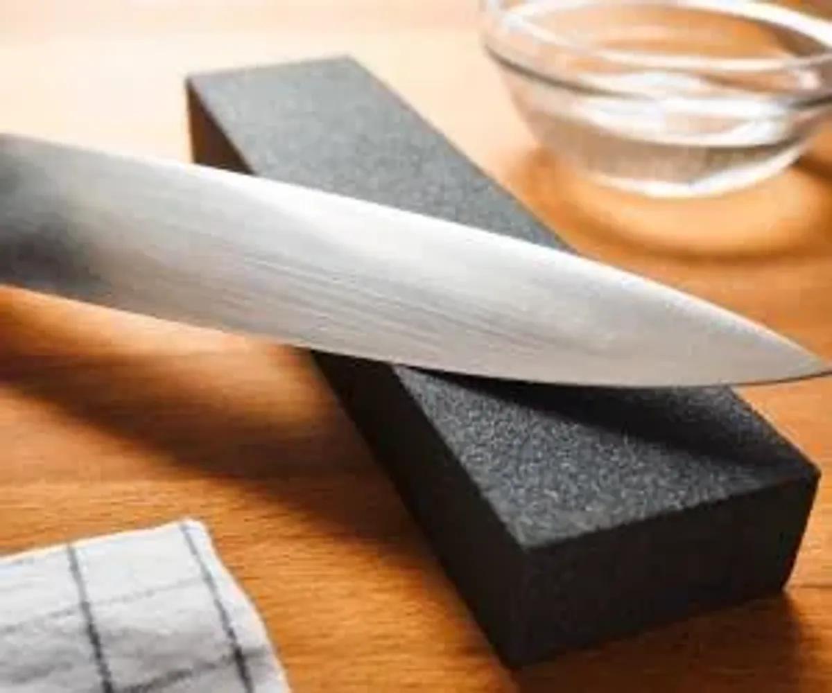 راز چاقوی همیشه تیز آشپزهای حرفه‌ای | طرز استفاده درست از چاقو تیزکن مرحله‌به‌مرحله