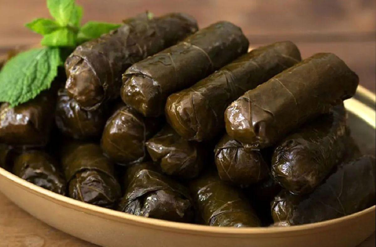 کباب با برگ مو؛ طرز تهیه غذایی متفاوت خانگی به روش ساده!