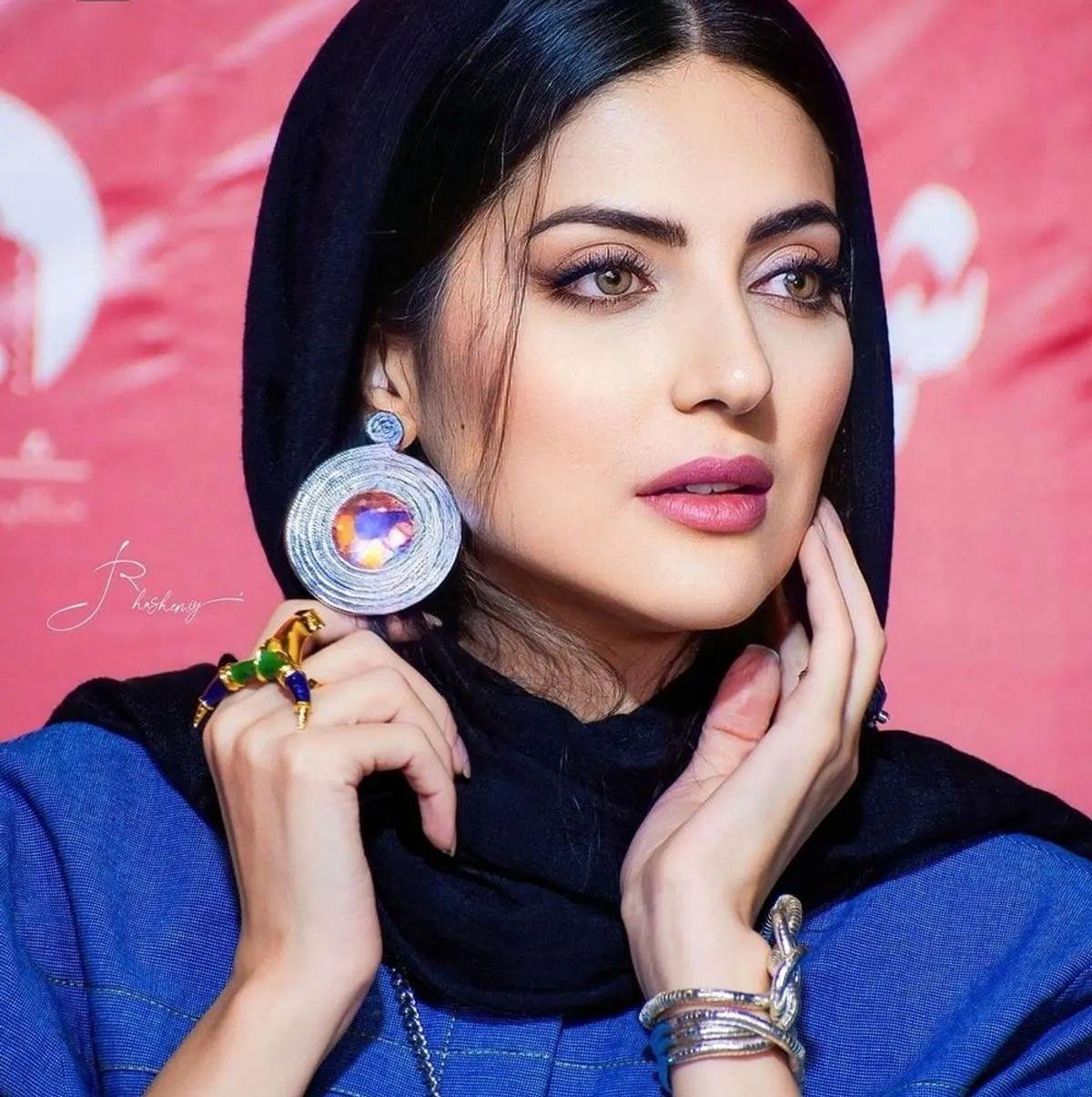 استایل خیره‌کننده هلیا امامی با لباس هندی سبز و آبی خاص و شیک