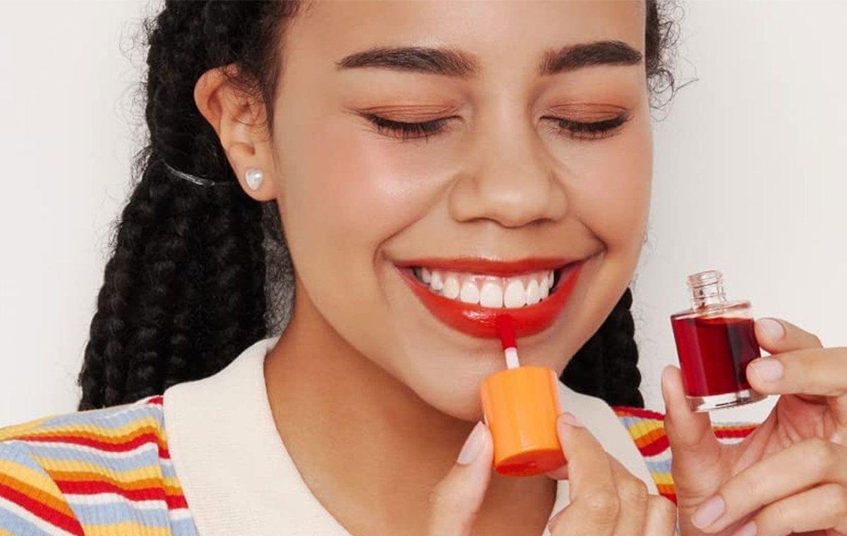 تینت لب: از فواید تا عوارض و روش‌های پاک کردن آن!