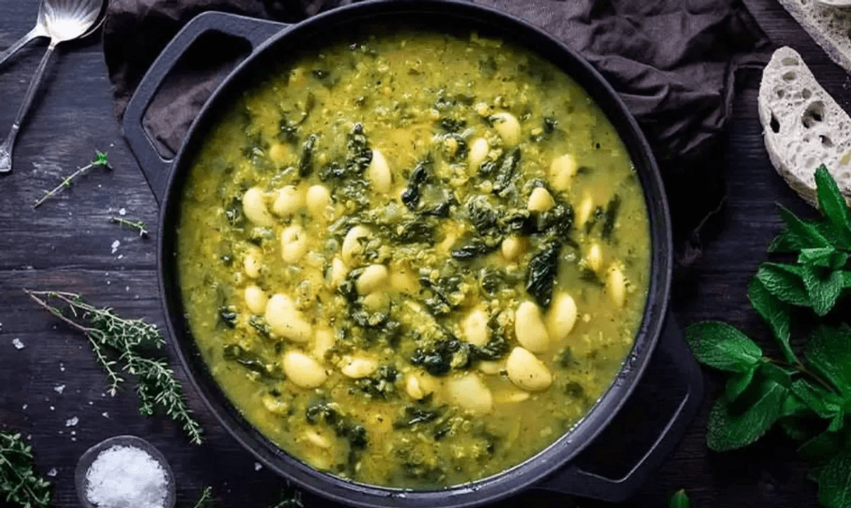 طرز تهیه خورش اسفناج قالی؛ گنجینه‌ای پنهان از غذاهای شمالی!