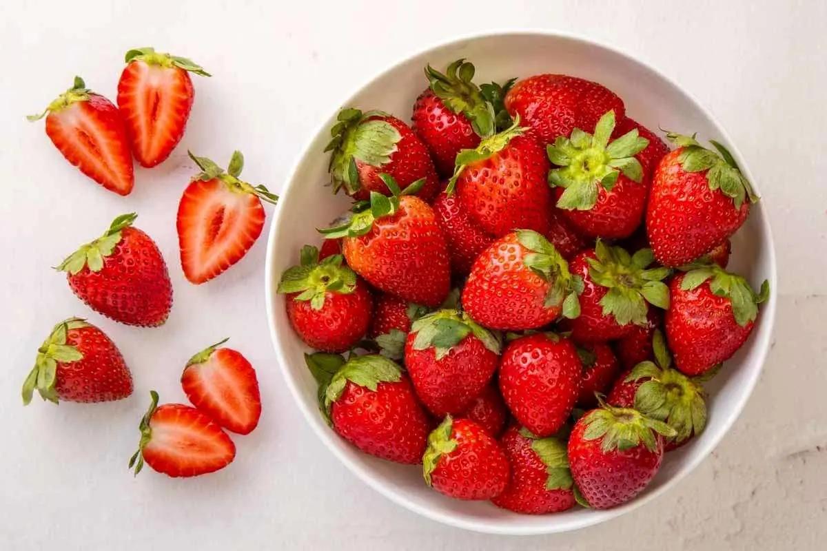 چطور توت‌فرنگی رو تازه نگه داریم؟ ترفندهای طبیعی برای ماندگاری بیشتر