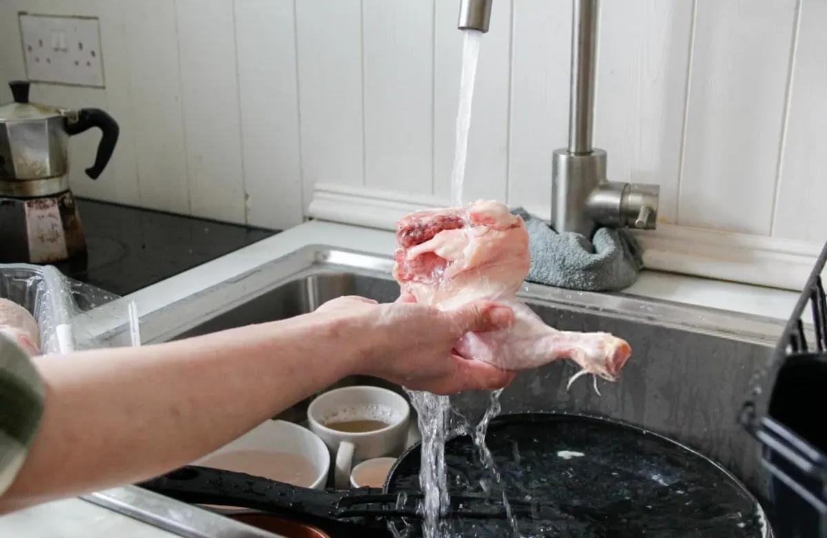 اشتباهات رایج در شستشو و طبخ مرغ که باید از آنها اجتناب کنید!