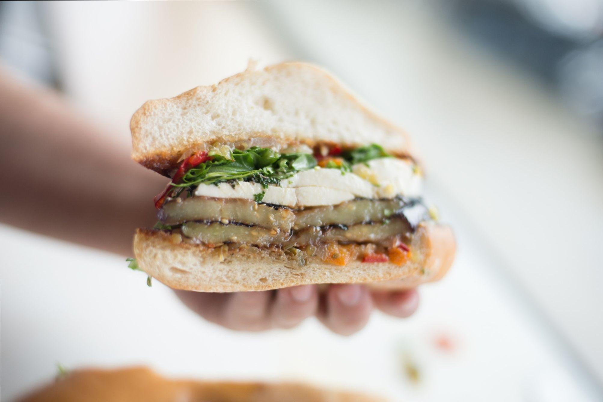 طرز تهیه ساندویچ مرغ و بادمجان، یک ساندویچ سرد خوشمزه