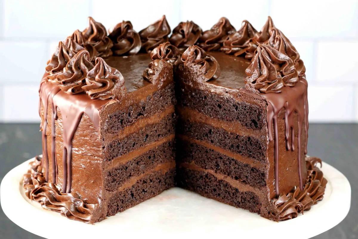 طرز تهیه کیک شکلاتی با شیرعسلی