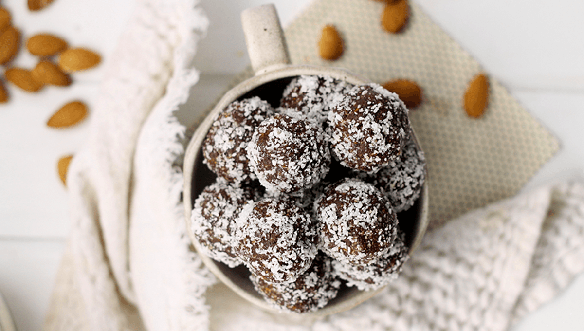 طرز تهیه دسر بمب انرژی با خرما و گردو+فیلم