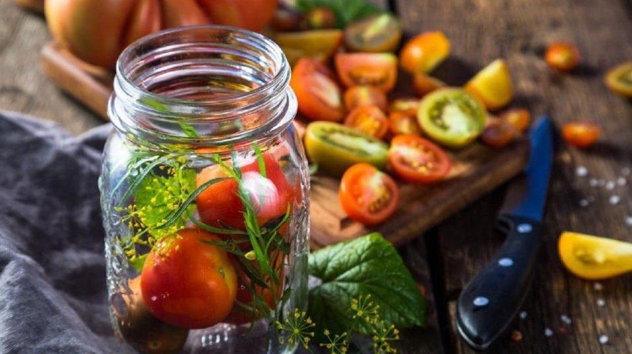 طرز تهیه خانگی گوجه شوری با طعم متفاوت و بهشتی