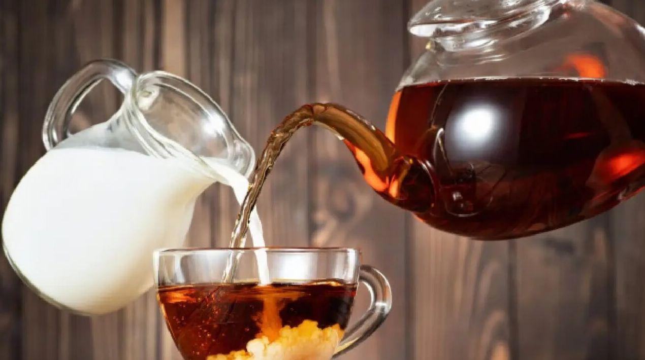 شیر را باید قبل از آب جوش داخل چای بریزیم یا بعد از آن؟