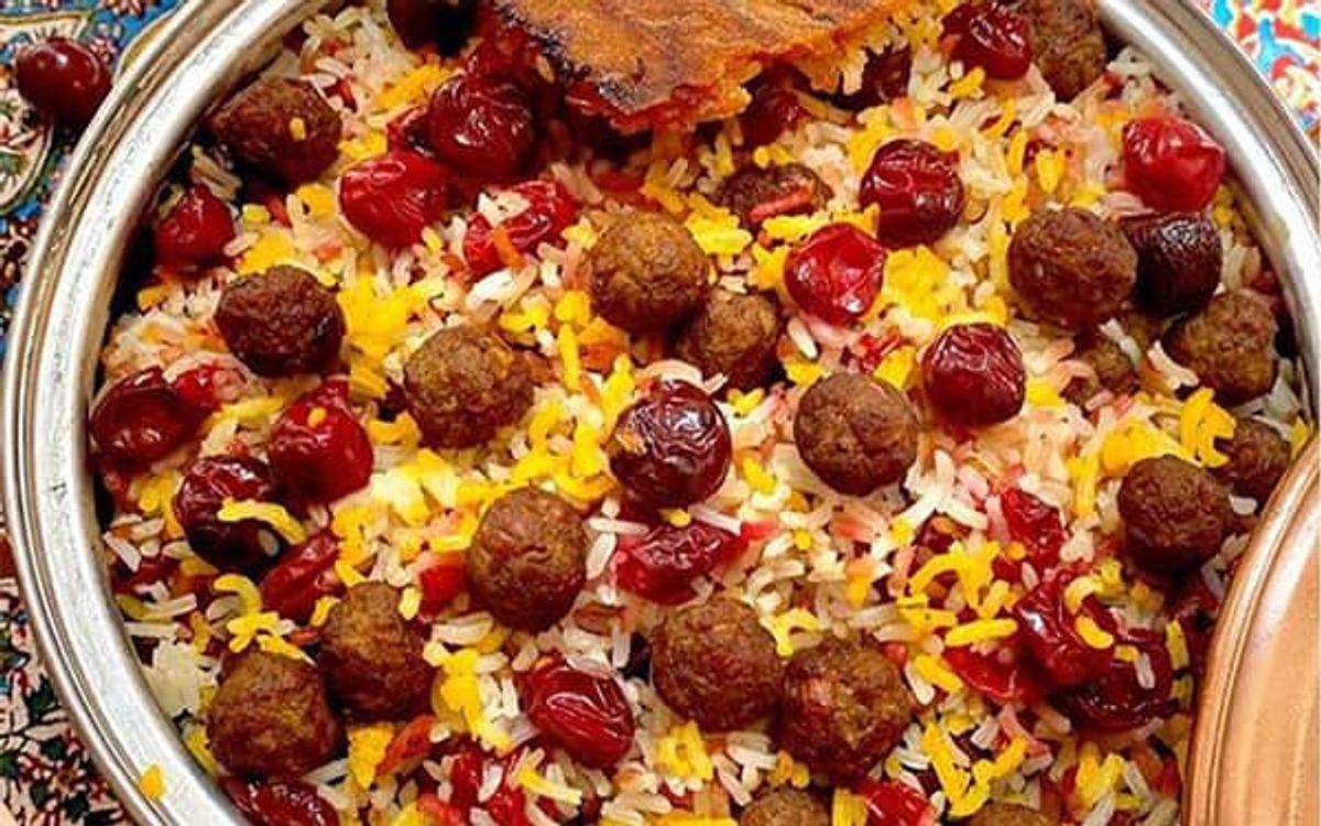 به غذای خوشمزه به رنگ شراب | طرز تهیه آلبالو پلو مجلسی