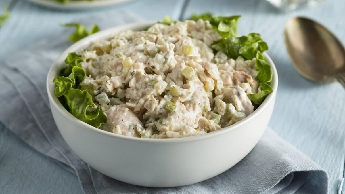 سالاد مرغ خوشمزه‌تر از الویه؛ تجربه‌ای جدید از طعم و سبک سالاد مرغ یکی از انواع سالادهای سرد و خوشمزه است که شباهت زیادی به سالاد الویه دارد و از ترکیب مرغ با ذرت، نخود فرنگی، هویج و سس مایونز تهیه می‌شود. سالاد الویه آنقدر پر طرفدار و محبوب است که حرفی برای گفتن باقی نمی‌گذارد. با اینکه این روز‌ها رسپی‌های مختلف برای تهیه سالاد‌های خیلی خوشمزه به سبک سالاد الویه زیاد است، همچنان سالاد الویه یکه‌تاز میدان است و برای خودش حریف می‌طلبد! سالاد مرغ از جهاتی شباهت زیادی به سالاد الویه دارد، شاید بتوان گفت یکی از بستگان نزدیکش است که طعمش ما را یاد اولیه می‌اندازد. این سالاد مرغی که ما می‌خواهیم در این مطلب به شما آموزش بدهیم، به نظر من می‌تواند با سالاد الویه مشهور رقابت کند و چه‌بسا از آن خوشمزه‌تر هم باشد! امتحانش که ضرر ندارد. با حفظ احترام سالاد الویه عزیز بیایید و این سالاد خوشمزه را همراه با ما در منزل تهیه کنید، کسی چه می‌داند شاید مشتری‌اش شدید. مواد لازم سینه مرغ: ۱ عدد نخود فرنگی: ۱ قوطی ذرت: ۱ قوطی