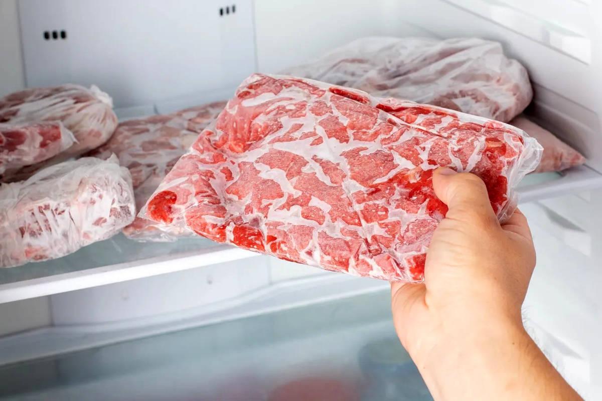 روشی خطرناک برای باز کردن گوشت یخ زده!