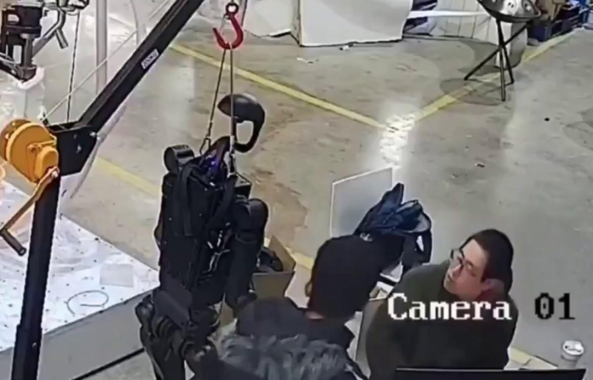 پیشرفته‌ ترین ربات انسان‌ نما از کنترل خارج شد+فیلم