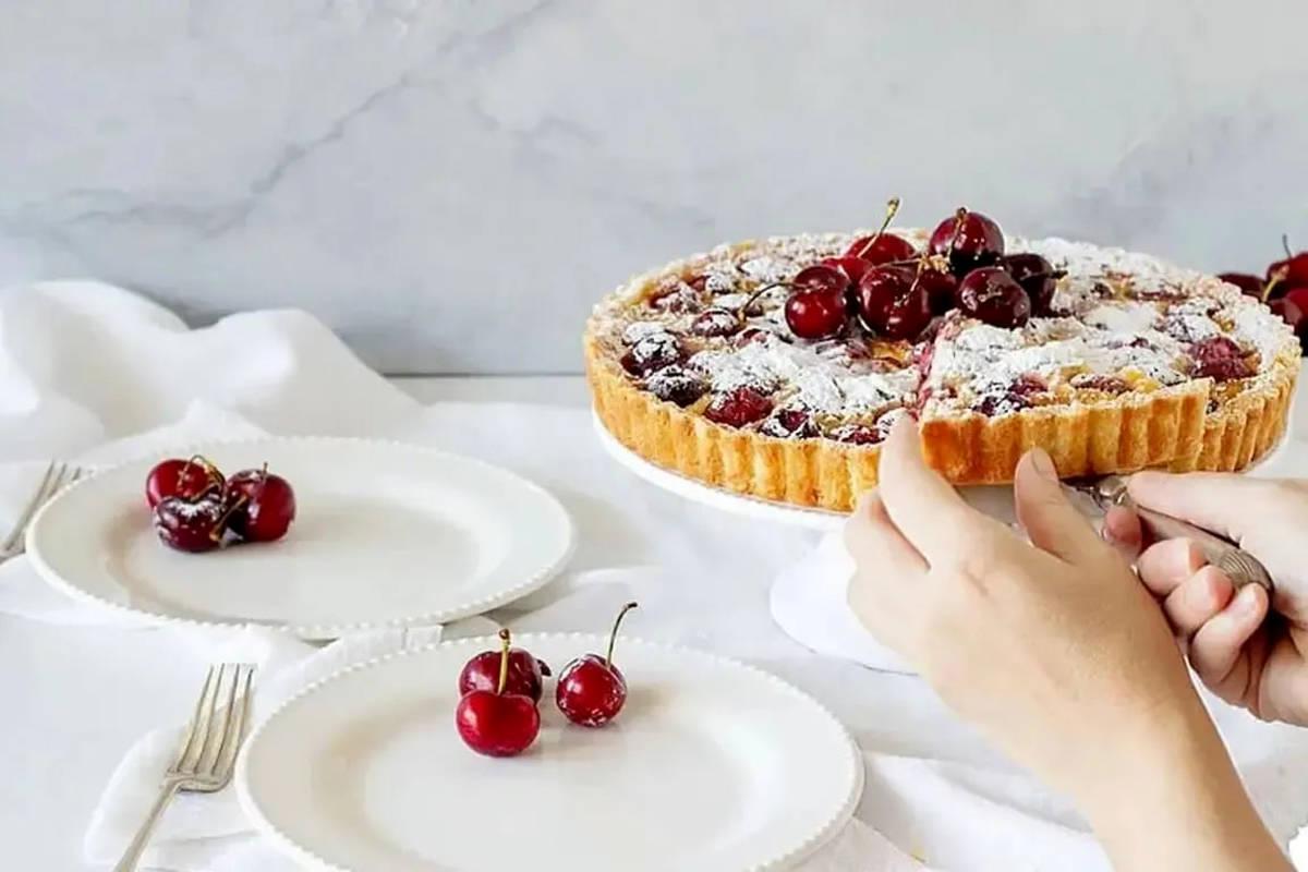 طرز تهیه تارت آلبالو؛ دسر خوشمزه و جذاب