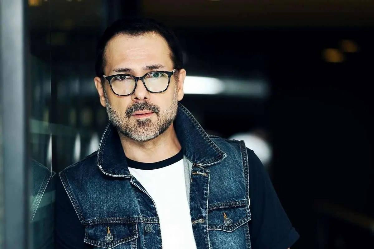 قابِ عاشقانه کوروش تهامی در شب تولد همسرش