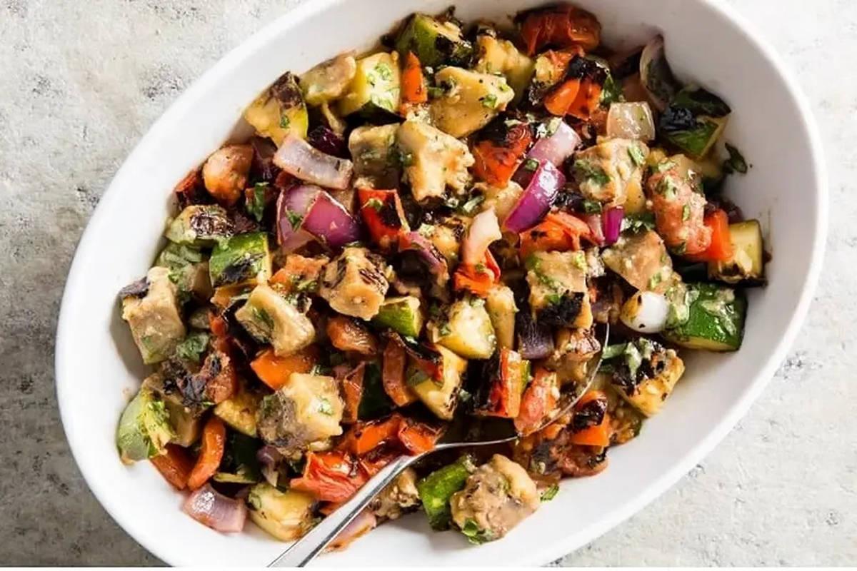 طرز تهیه سالاد بادمجان رژیمی؛ با سس مخصوص