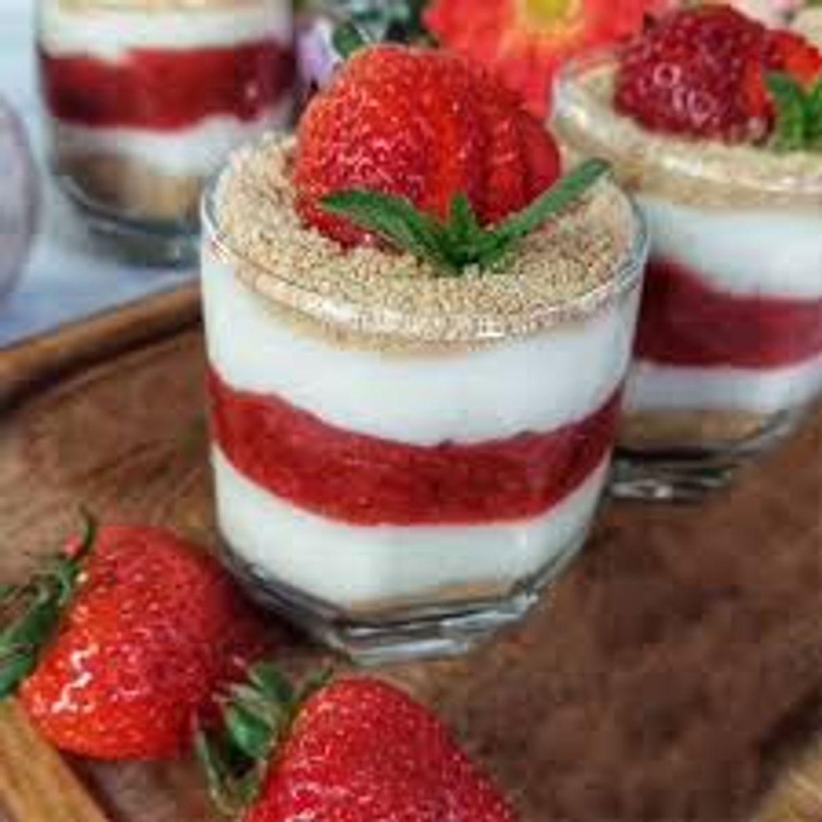 دسر توت‌فرنگی مخصوص بهار؛ هم آسون، هم خوشمزه!