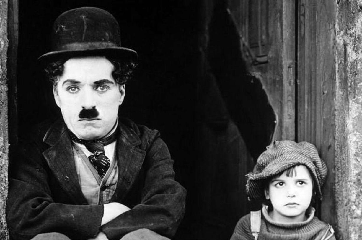 عکس (سفر در زمان)؛ چارلی چاپلین با پسر تازه متولد شده‌اش