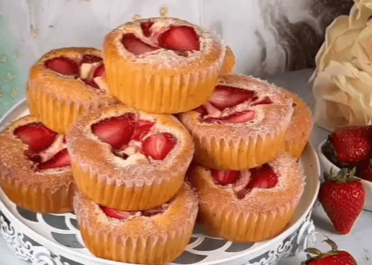 طرز تهیه دسر پای توت فرنگی با قالب