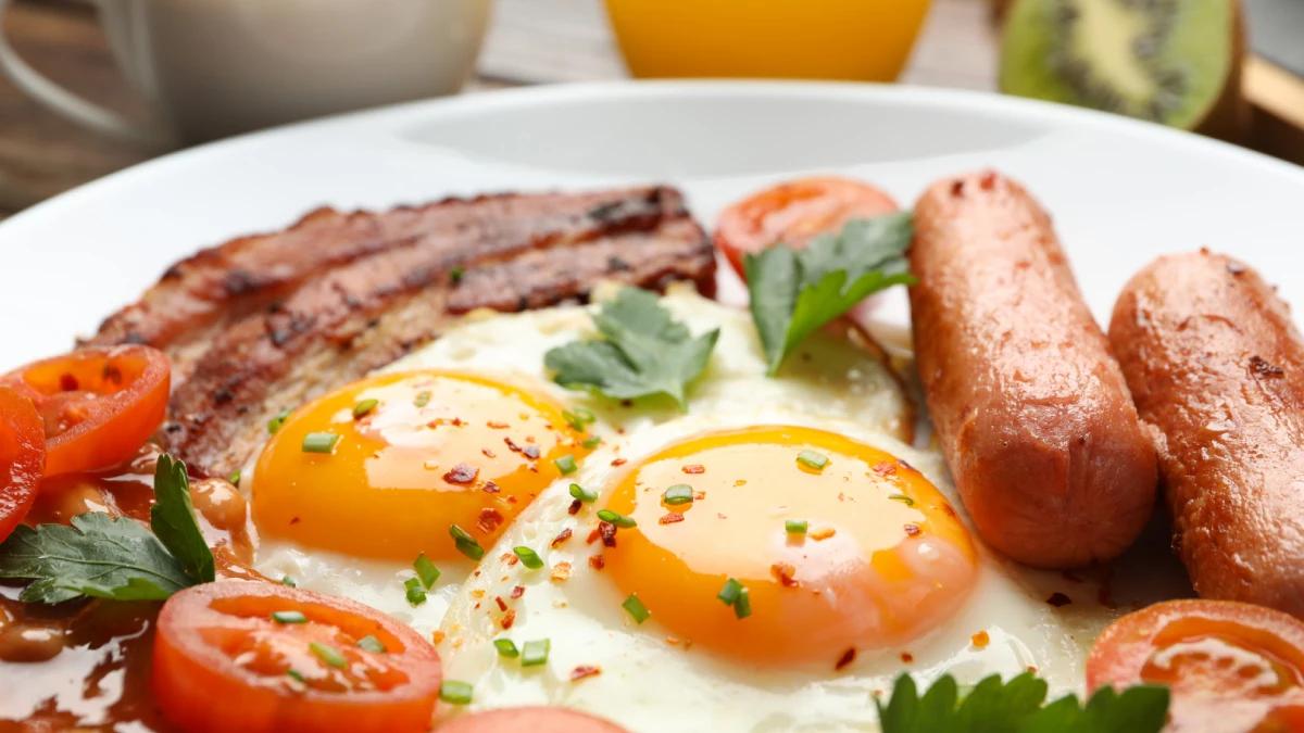 طرز تهیه املت سوسیس خوشمزه در کمترین زمان